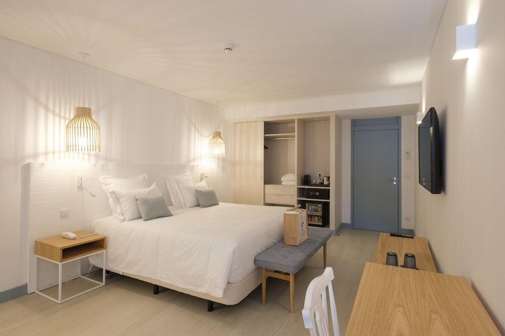 Malibu Foz Hotel - La Maison Younan Figueira da Foz Esterno foto A room at the hotel