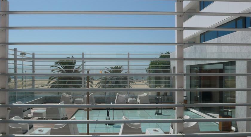 Malibu Foz Hotel - La Maison Younan Figueira da Foz Esterno foto View of the beach from the hotel