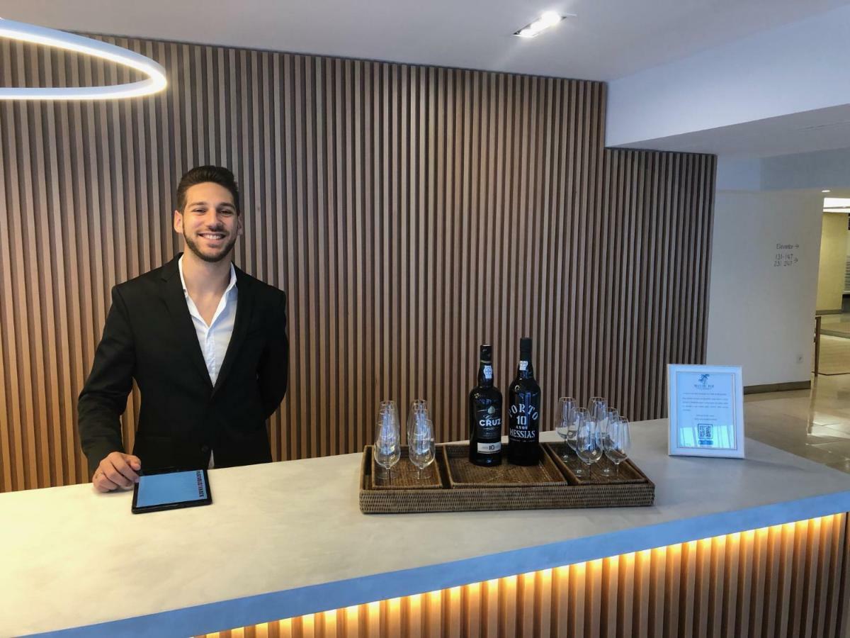 Malibu Foz Hotel - La Maison Younan Figueira da Foz Esterno foto A hotel concierge