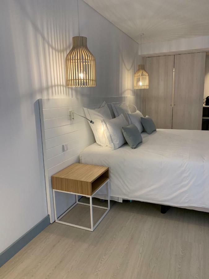 Malibu Foz Hotel - La Maison Younan Figueira da Foz Esterno foto A bedside table