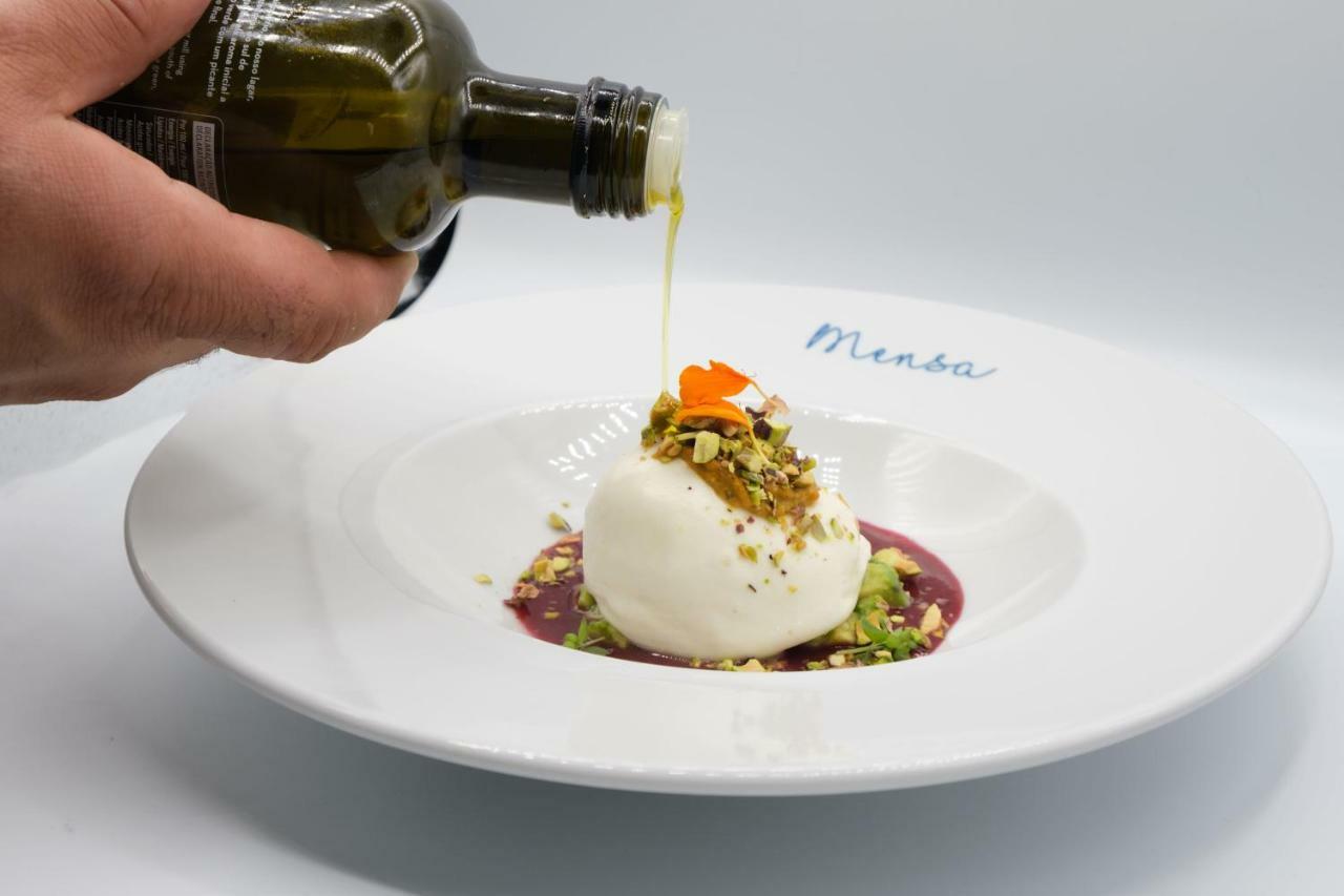 Malibu Foz Hotel - La Maison Younan Figueira da Foz Esterno foto Olive oil being drizzled over a salad