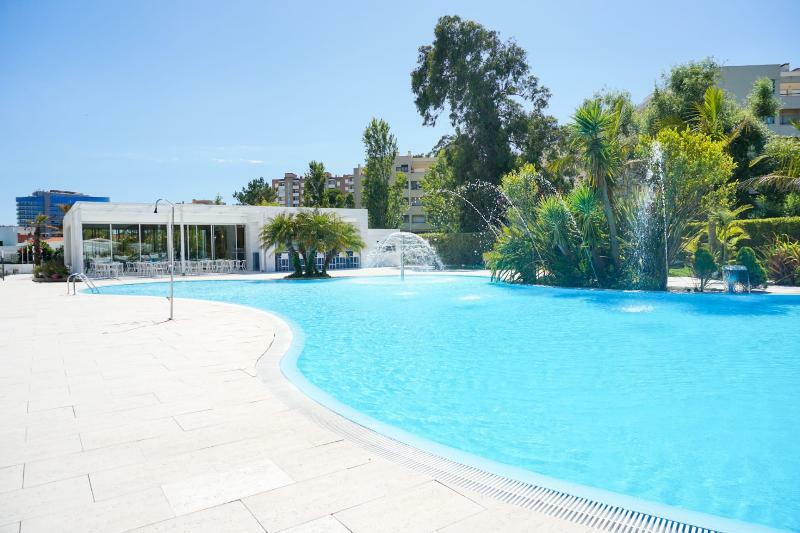 Malibu Foz Hotel - La Maison Younan Figueira da Foz Esterno foto The swimming pool at the hotel