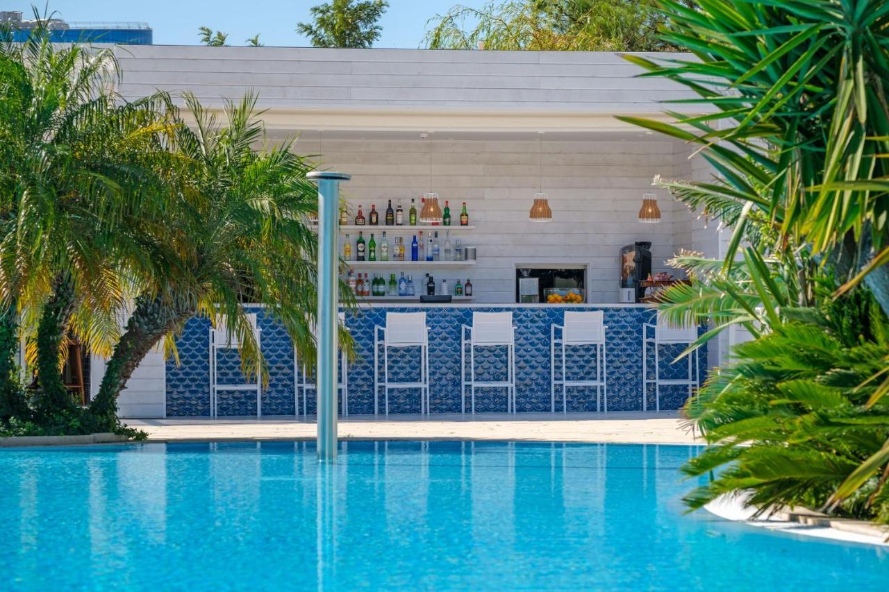 Malibu Foz Hotel - La Maison Younan Figueira da Foz Esterno foto The swimming pool at the hotel