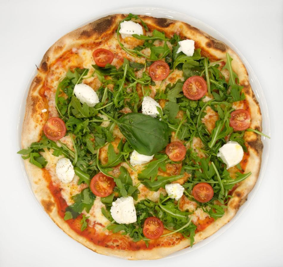 Malibu Foz Hotel - La Maison Younan Figueira da Foz Esterno foto A pizza with rocket