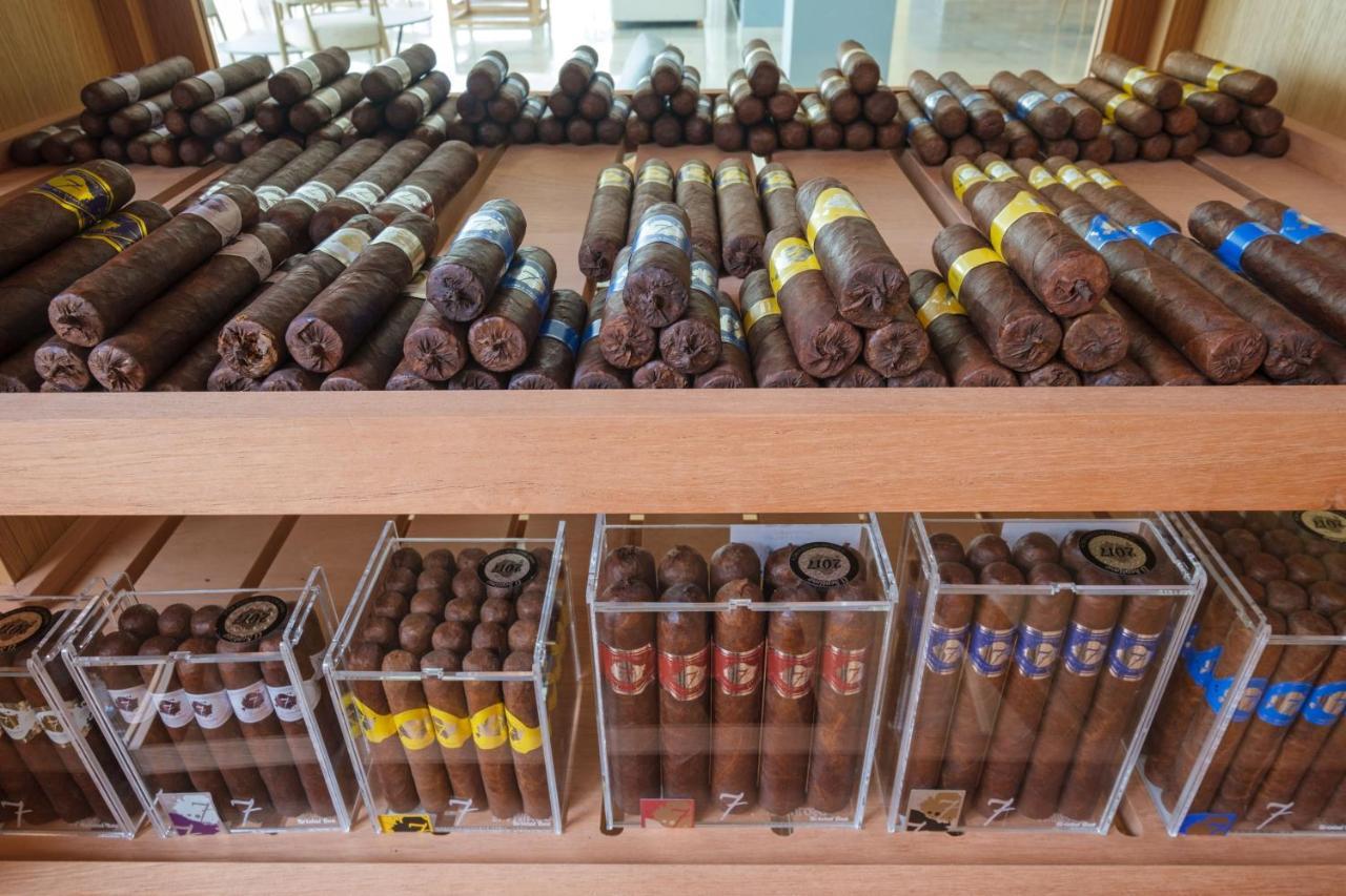 Malibu Foz Hotel - La Maison Younan Figueira da Foz Esterno foto Cigars in a shop