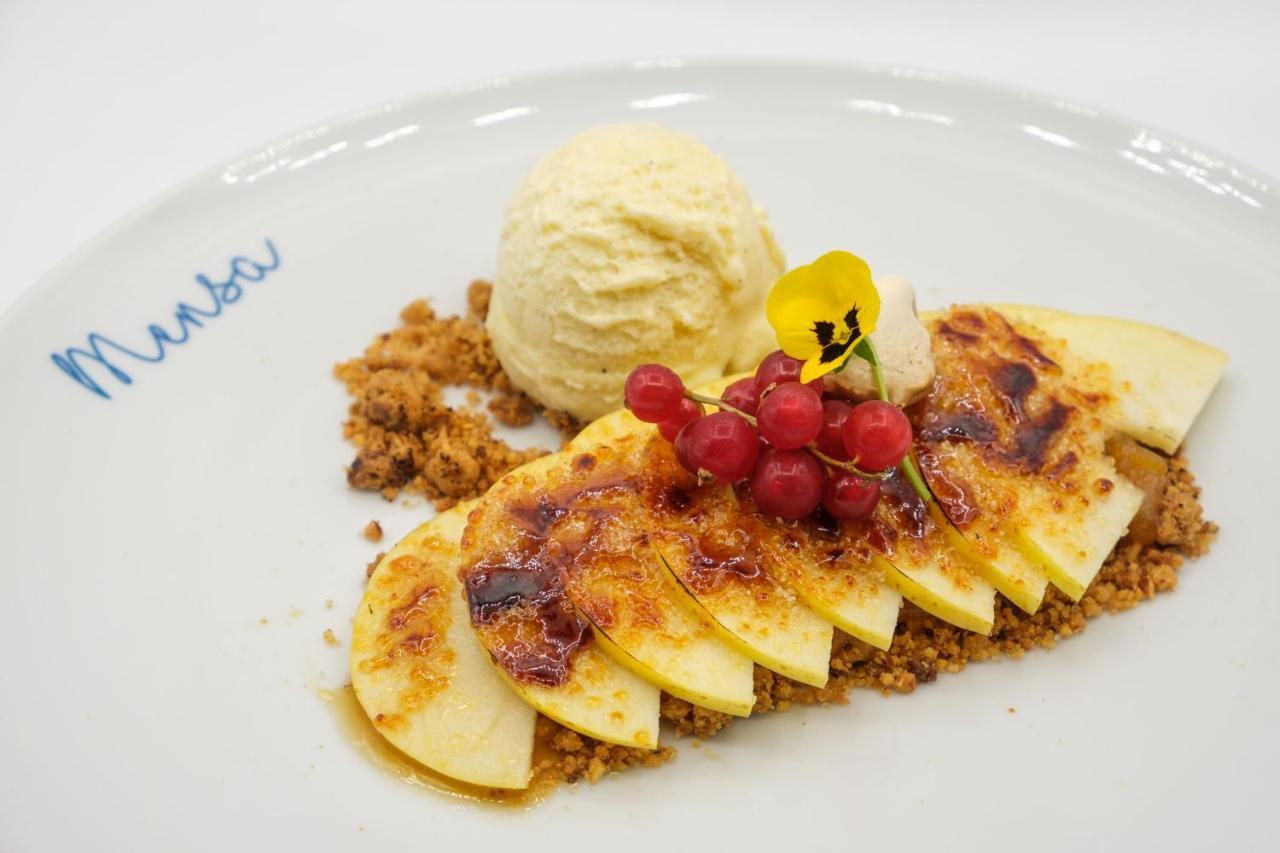 Malibu Foz Hotel - La Maison Younan Figueira da Foz Esterno foto Baked apple with ice cream